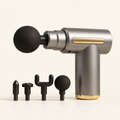 Pistolet de massage SENSO PocketPulse gris et doré avec ses embouts sur fond ivoire